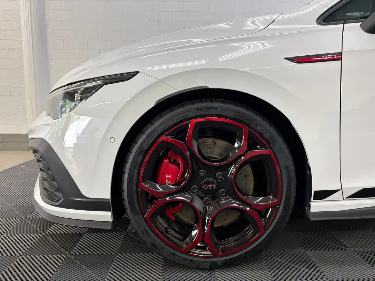 Volkswagen Golf GTI Clubsport 300 PS DSG PANO AKRA DCC UVM. — معرض صور السيارة 4