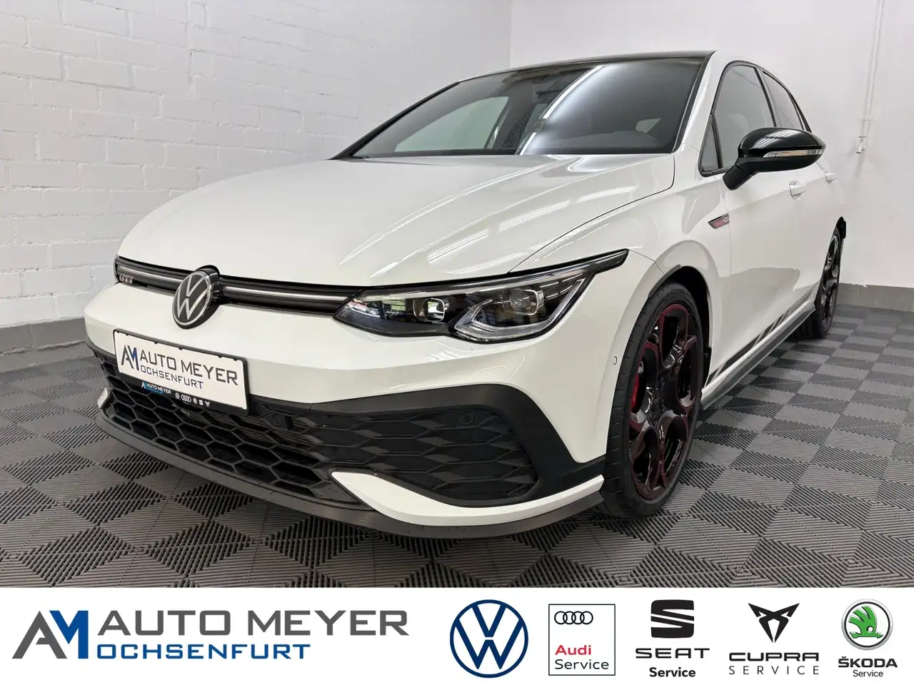 Volkswagen Golf GTI Clubsport 300 PS DSG PANO AKRA DCC UVM. — Ochsenfurt