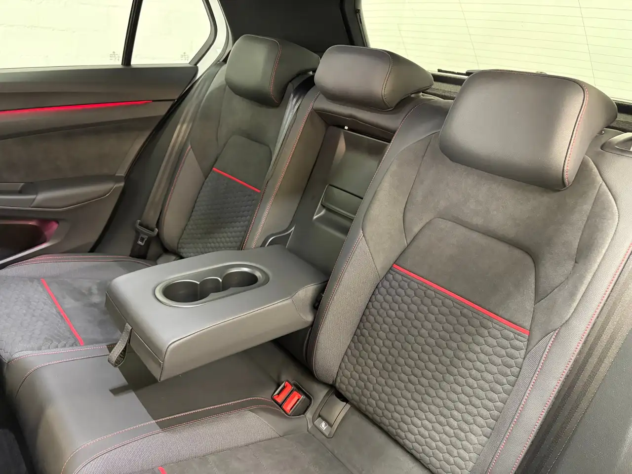 Volkswagen Golf GTI Clubsport 300 PS DSG PANO AKRA DCC UVM. — معرض صور السيارة 10