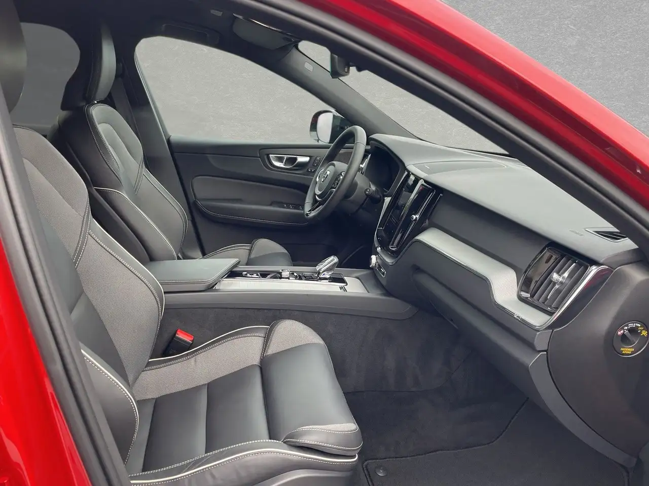Volvo XC60 B5 AWD Mild-Hybrid Plus Dark AHK ACC BLIS — Galería del vehículo 4
