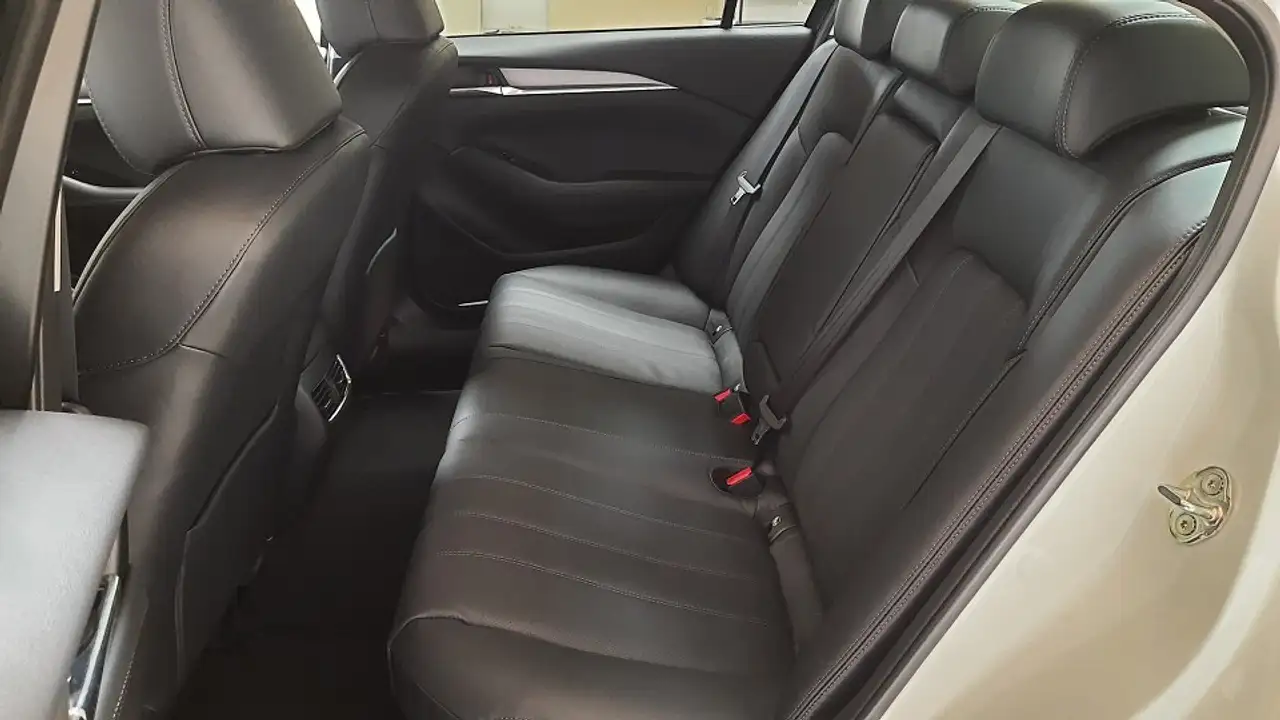 Mazda 6 Limo SKYACTIV-G 165 Black&White Exclusive *Leder* — Galerie du véhicule 8