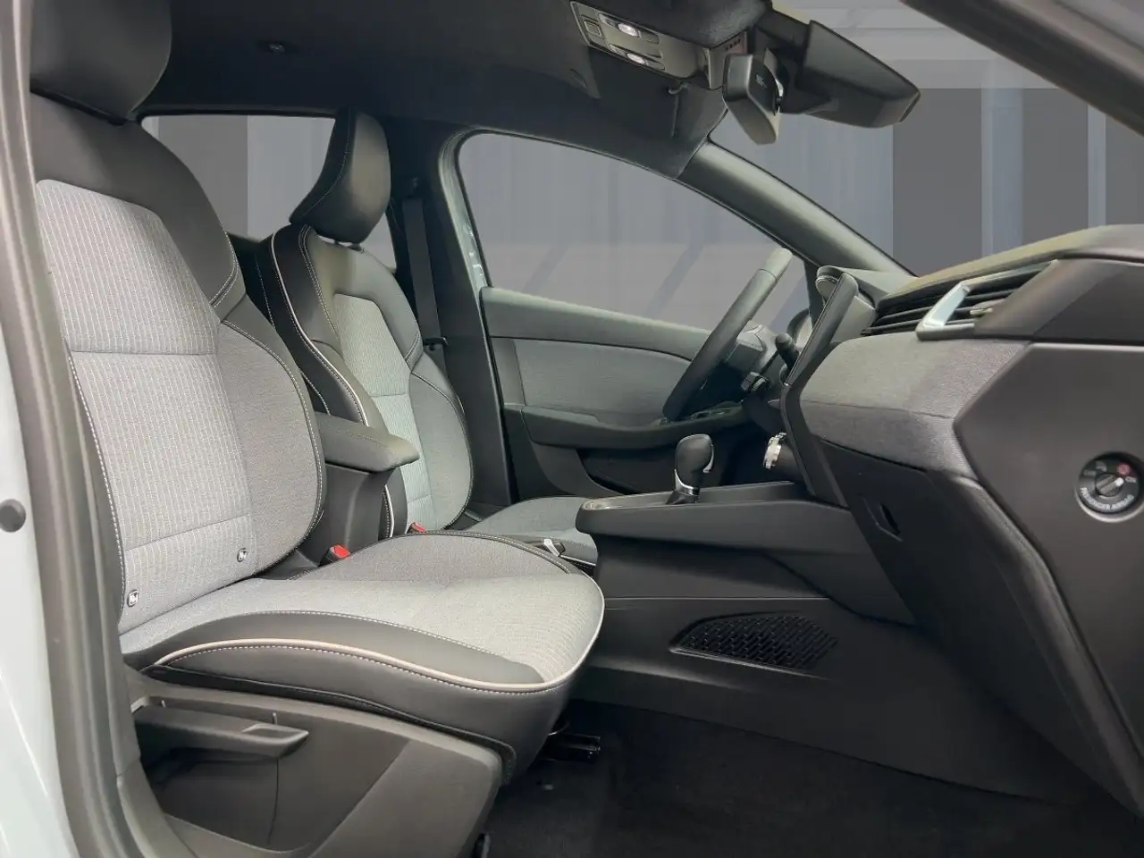 Renault Clio TECHNO E-Tech FULL HYBRID 145 CARPLAY — Galería del vehículo 8