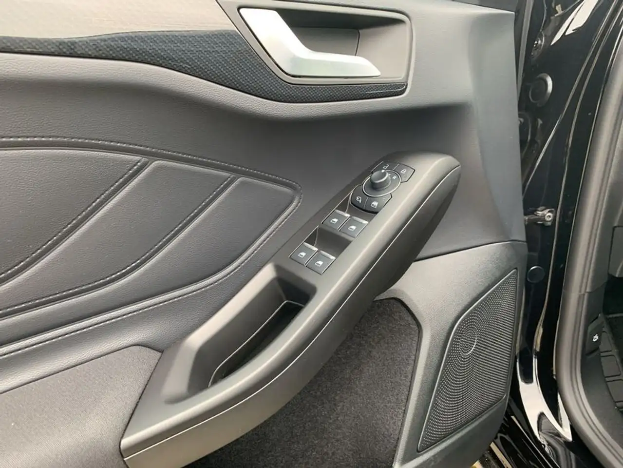 Ford Focus Turnier 1.0 EcoBoost Hybrid ST-LINE — Galerie du véhicule 11