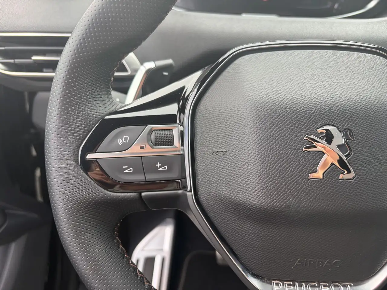 Peugeot 3008 Hybrid 136 eDSC6 GT ACC LED Navi PDC Pano LM — Galerie du véhicule 27