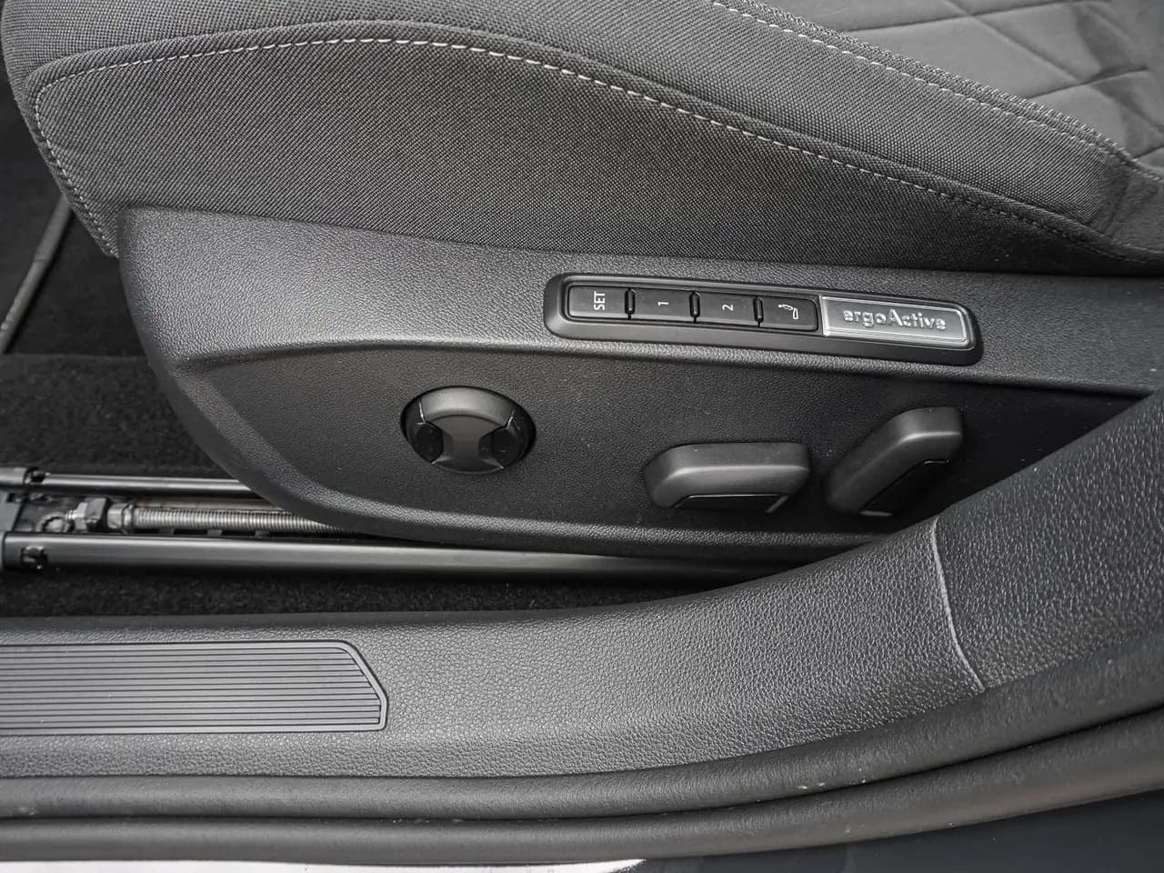 Volkswagen Golf 2.0 TSI DSG Style LHZ ACC AMBIENTE SHZ PDC — Galerie du véhicule 15