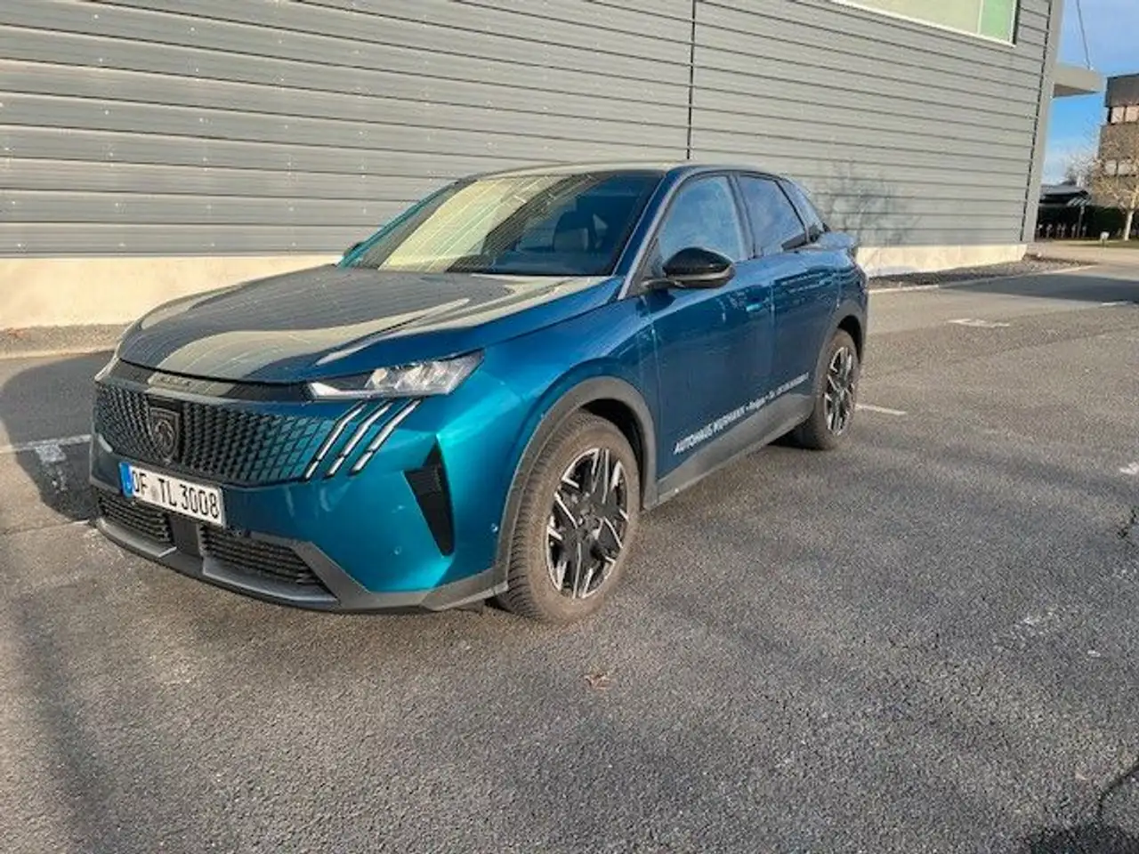 Peugeot 3008 Hybrid 136 Allure — Vehicle gallery 3