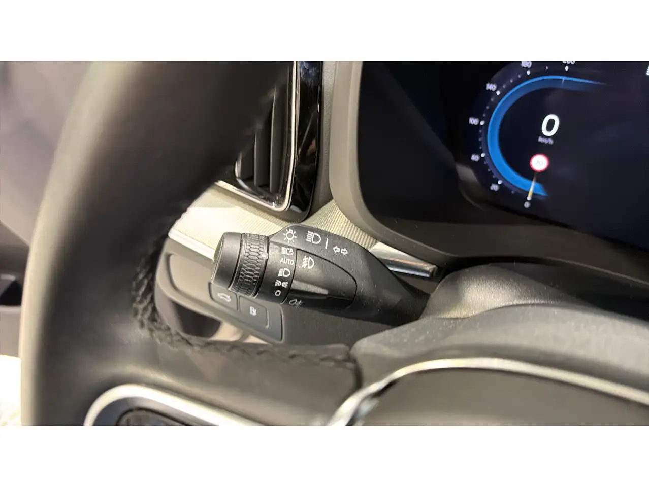 Volvo XC60 T6 Recharge Plus Dark — Vehicle gallery 19