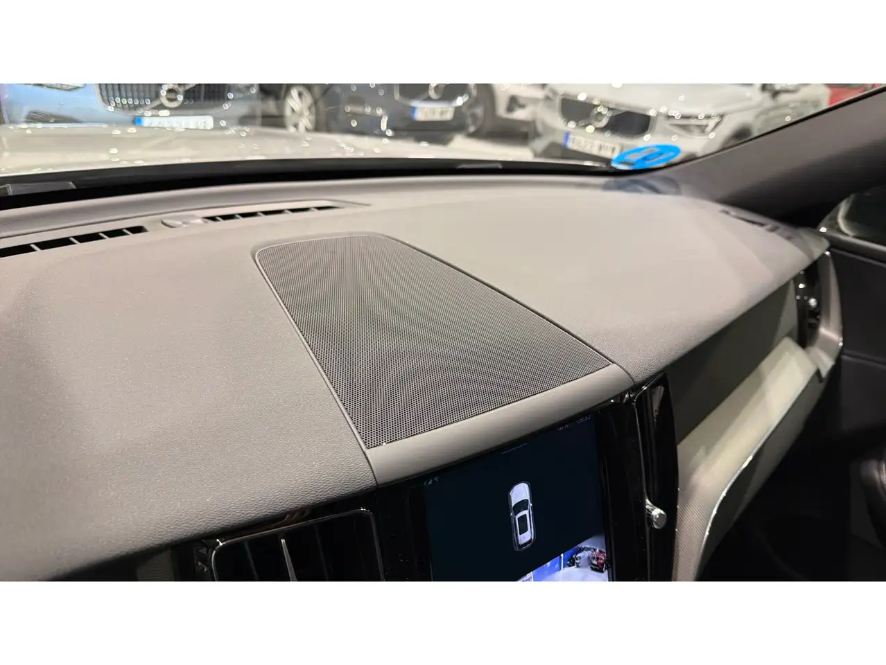Volvo XC60 T6 Recharge Plus Dark — Vehicle gallery 24