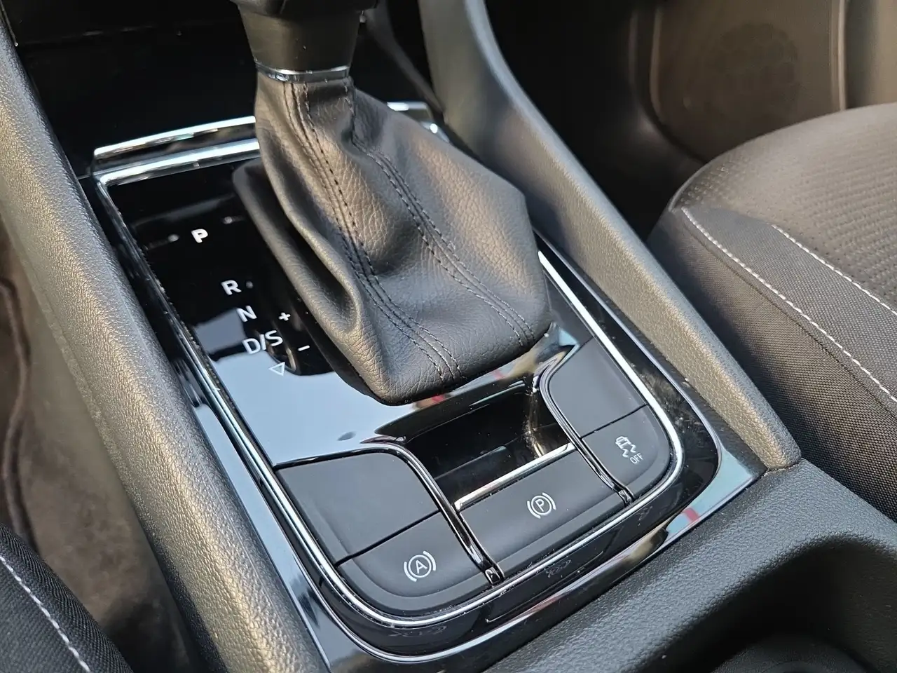 Skoda Karoq TOUR 1.5TSI DSG KAMERA+ACC+KEYLESS+LED+NAVI-APP+el — معرض صور السيارة 19