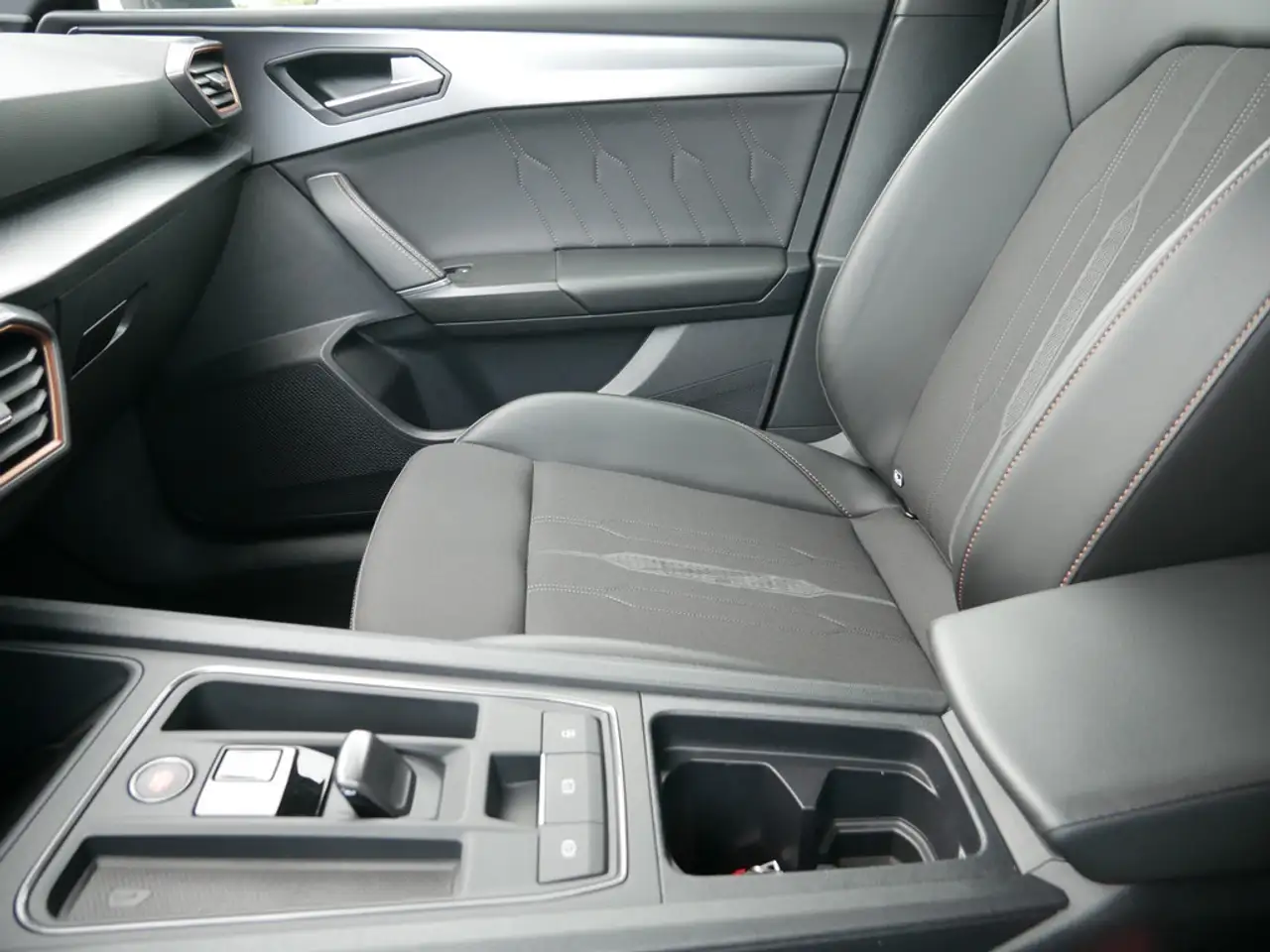 CUPRA Leon 2.0 TSI VZ SHZ DCC KAMERA NAVI LED BEATS — Galería del vehículo 15