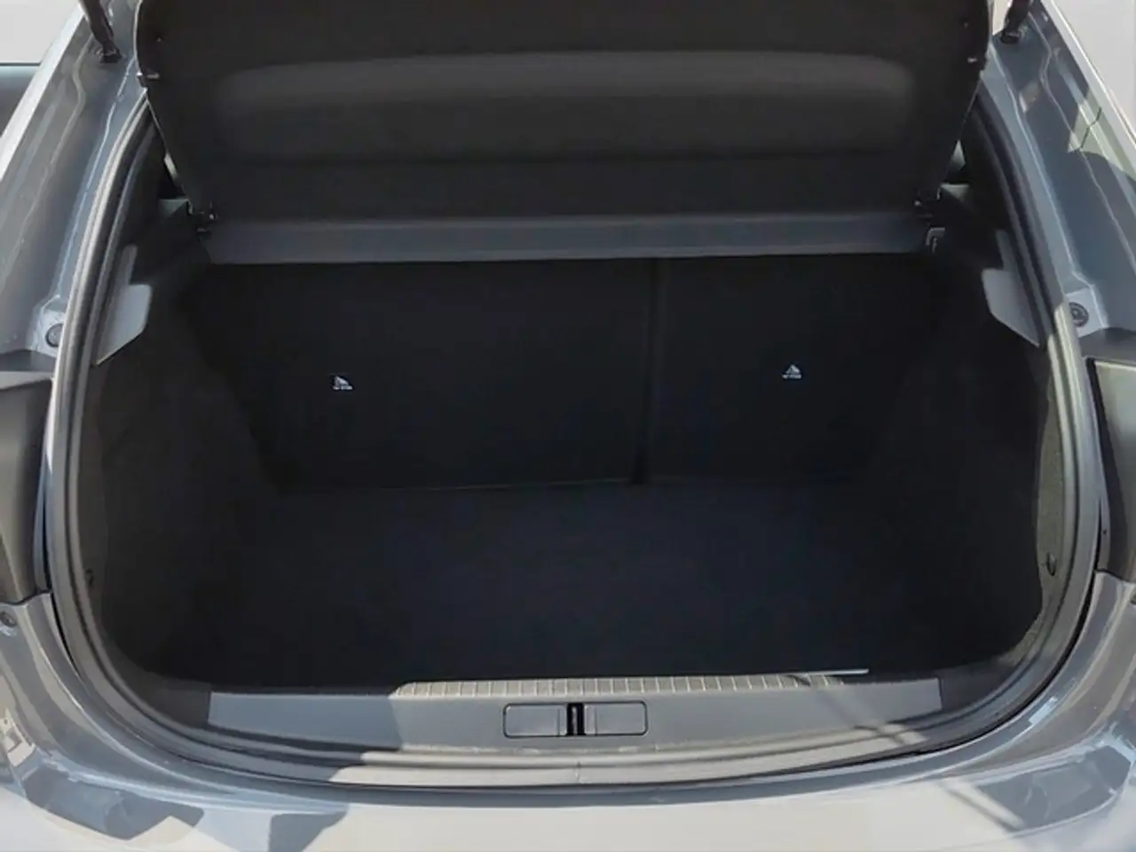 Peugeot 208 Allure PDC DAB+ CARPLAY TEMPOMAT — Galerie du véhicule 15