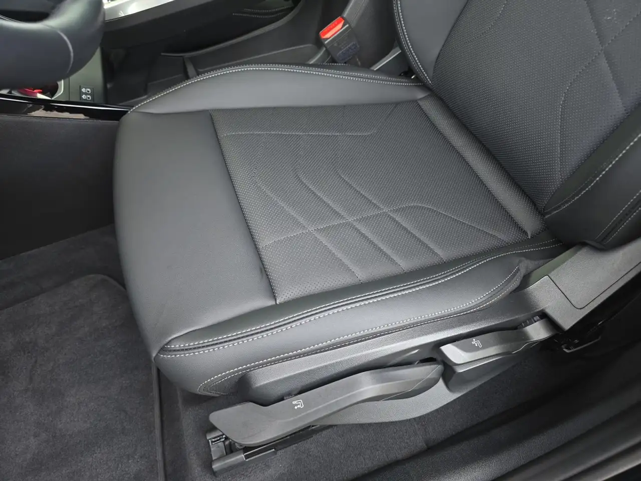 BMW iX1 xDr. 30 AHK+Pano+R-Kamera+DAB+ACC+18 Zoll — معرض صور السيارة 16