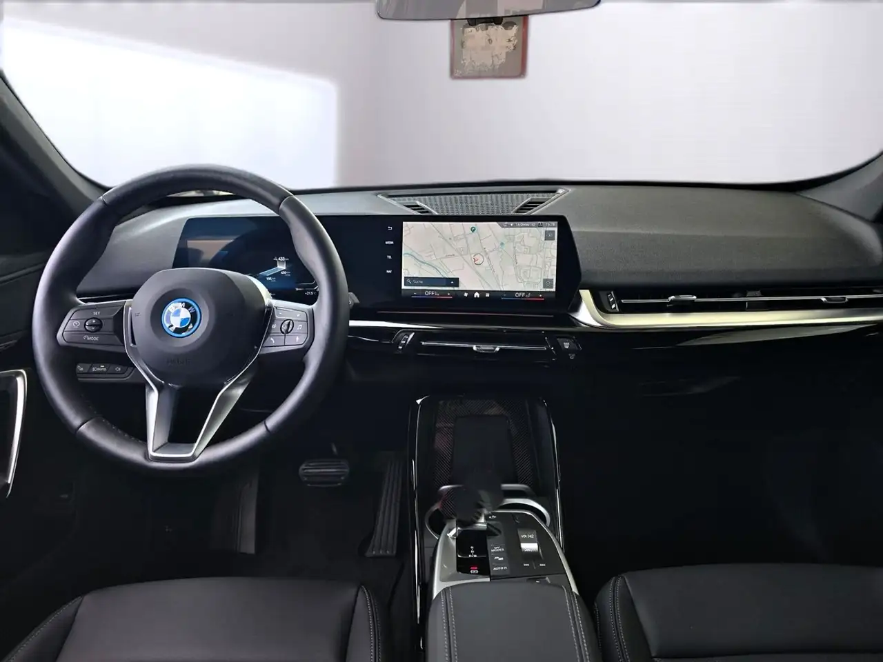 BMW iX1 xDr. 30 AHK+Pano+R-Kamera+DAB+ACC+18 Zoll — معرض صور السيارة 11