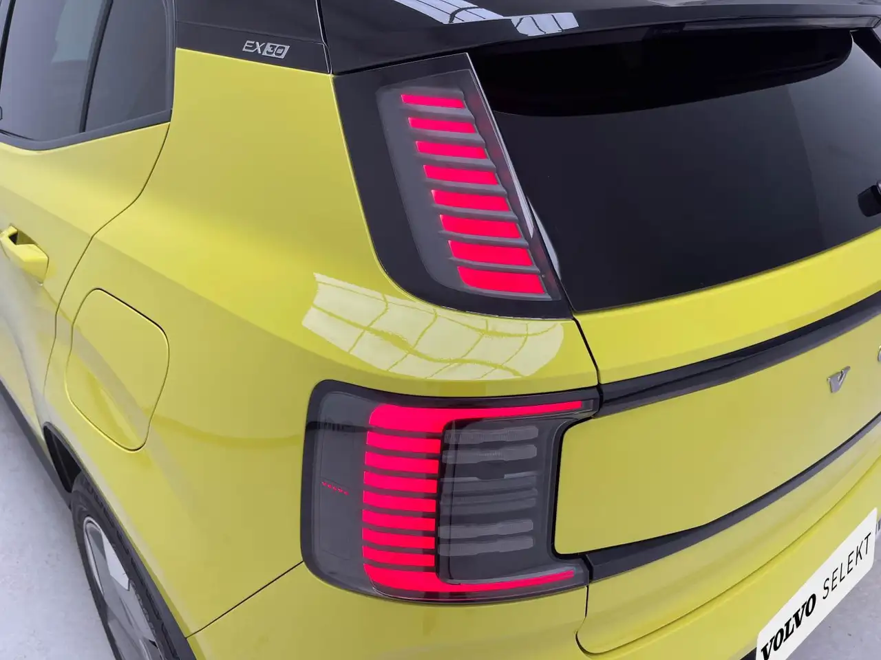 Volvo EX30 Single Extended Range Plus RWD — معرض صور السيارة 18