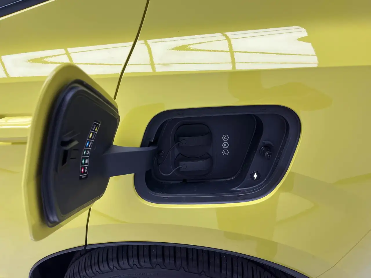 Volvo EX30 Single Extended Range Plus RWD — معرض صور السيارة 16