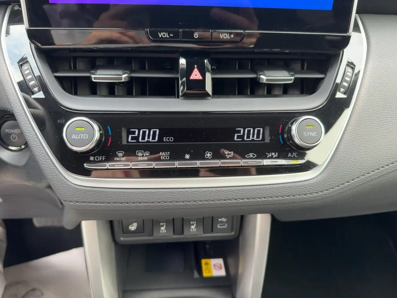 Toyota Corolla Cross 2.0 D Team Deutschland ACC+LED+SHZ — معرض صور السيارة 16