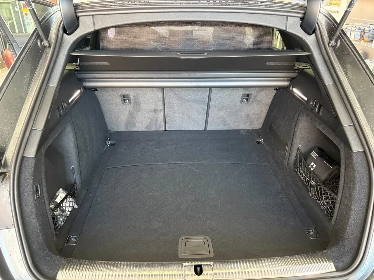 Audi A4 40 TFSI S tronic S line quattro Avant — Vehicle gallery 13