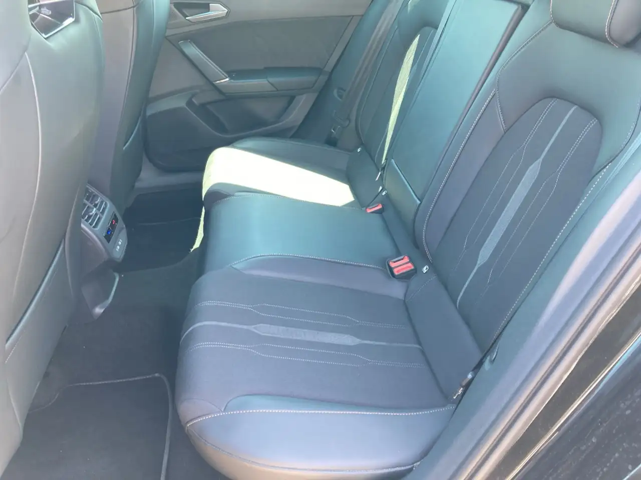 CUPRA Leon TSI DSG VZ 5JGar Navi SHZ Keyless Totwinkel — Galería del vehículo 17