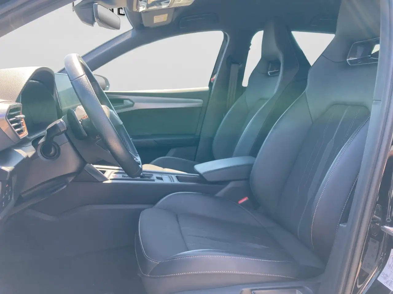 CUPRA Leon TSI DSG VZ 5JGar Navi SHZ Keyless Totwinkel — Galería del vehículo 16