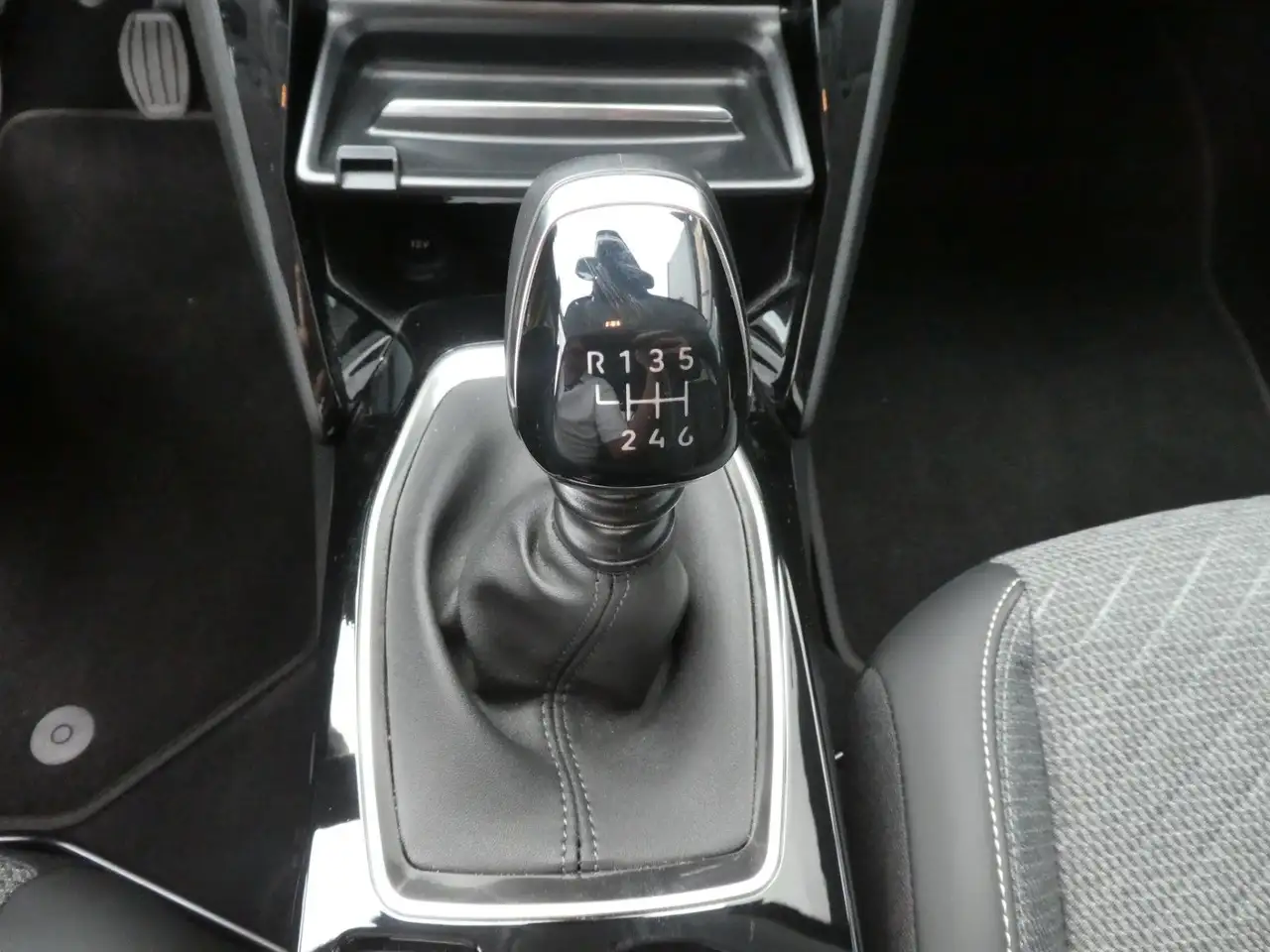 Peugeot 208 Allure Klima, Navi, SHZ, PDC, Kamera — Vehicle gallery 21