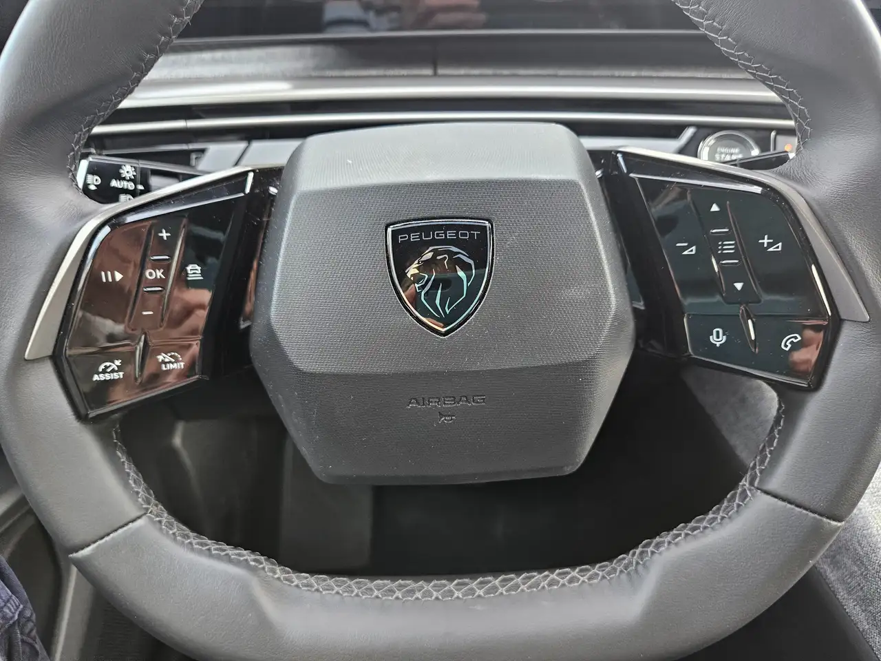 Peugeot 3008 Hybrid 145 Allure Winterpaket — Vehicle gallery 9