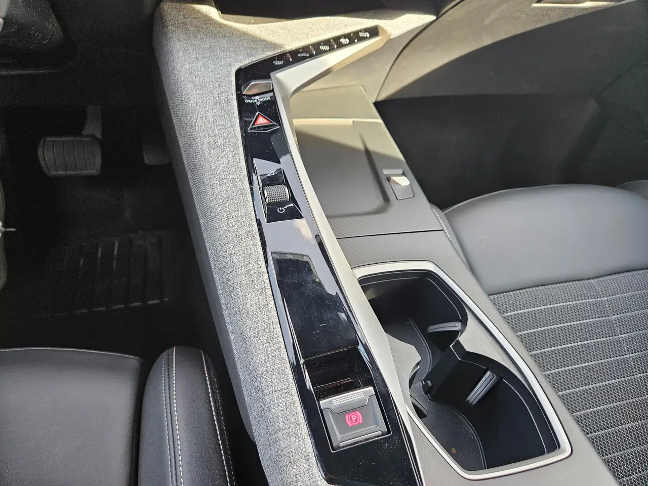 Peugeot 3008 Hybrid 145 Allure Winterpaket — Vehicle gallery 10