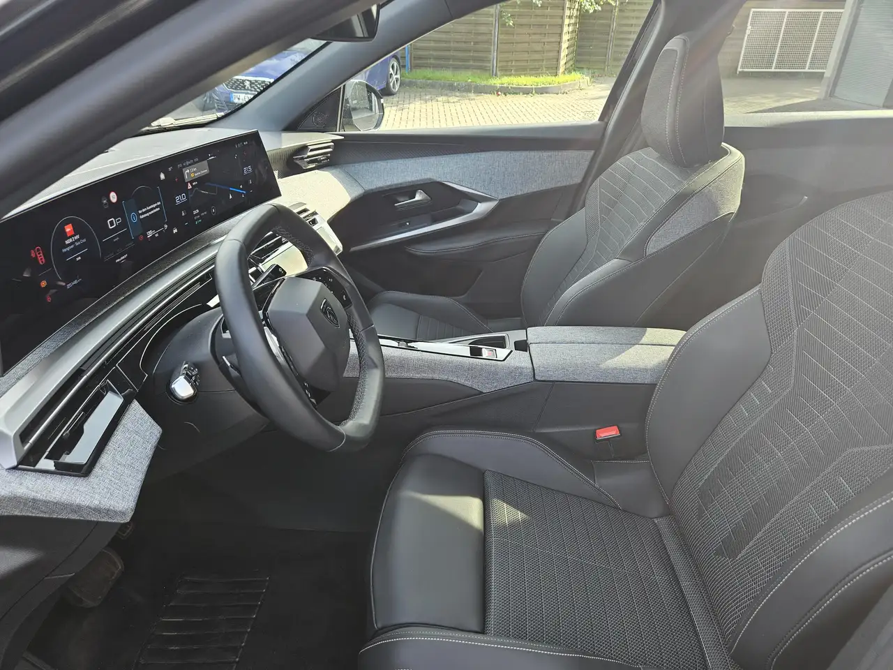 Peugeot 3008 Hybrid 145 Allure Winterpaket — Vehicle gallery 6