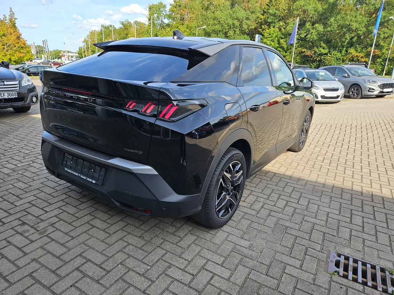 Peugeot 3008 Hybrid 145 Allure Winterpaket — Vehicle gallery 3