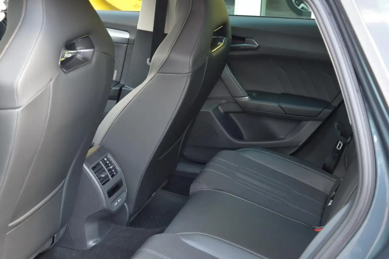 CUPRA Leon Sportstourer e-Hybrid NAVI / SHZ / KAMERA / ACC — Galería del vehículo 8