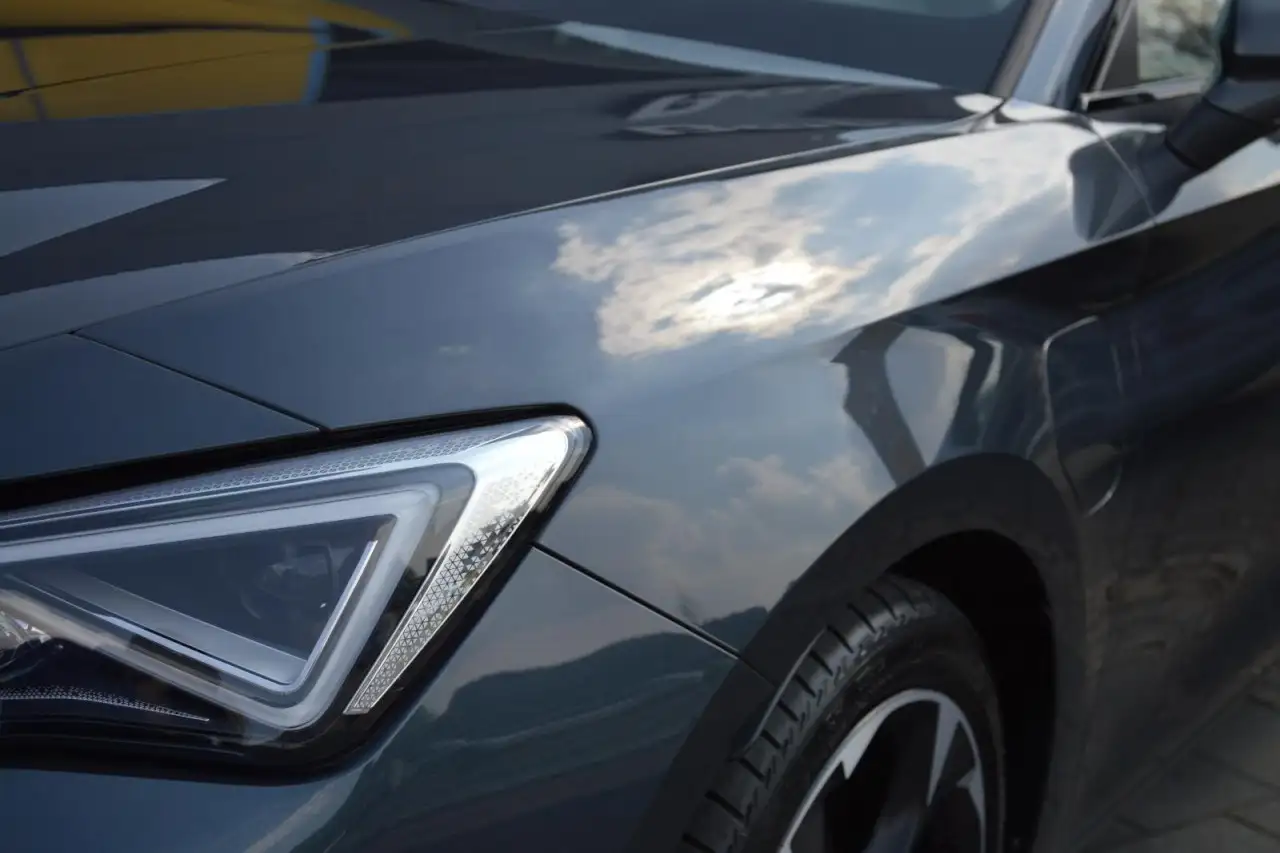 CUPRA Leon Sportstourer e-Hybrid NAVI / SHZ / KAMERA / ACC — Galería del vehículo 4