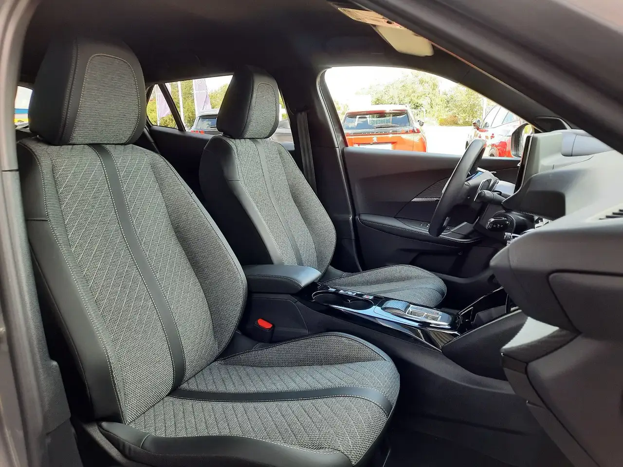 Peugeot 2008 Allure EAT8 SH NAVI 360° KAM GJR — Galerie du véhicule 8