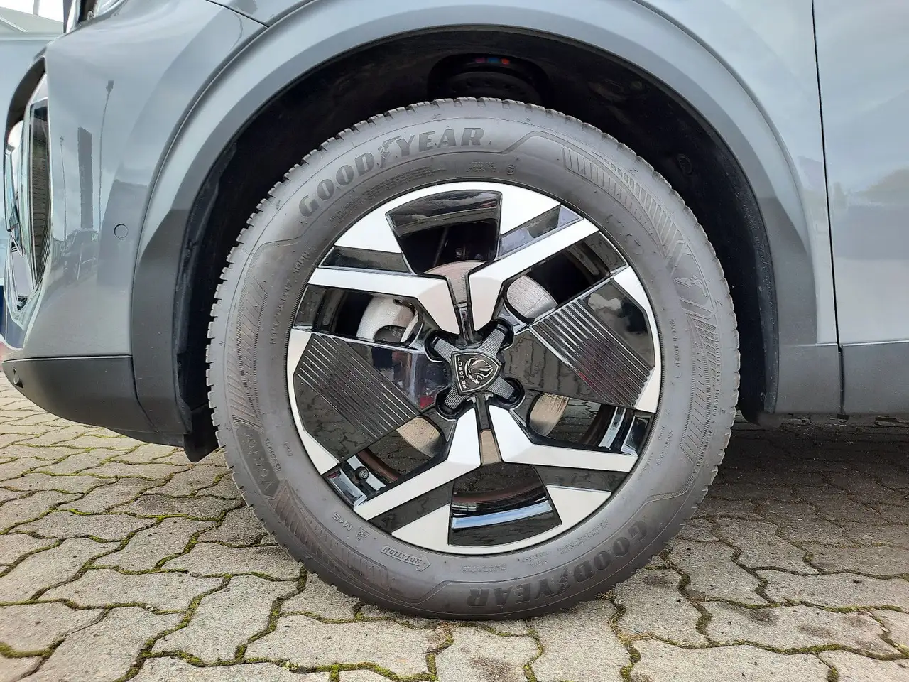 Peugeot 2008 Allure EAT8 SH NAVI 360° KAM GJR — Galerie du véhicule 6