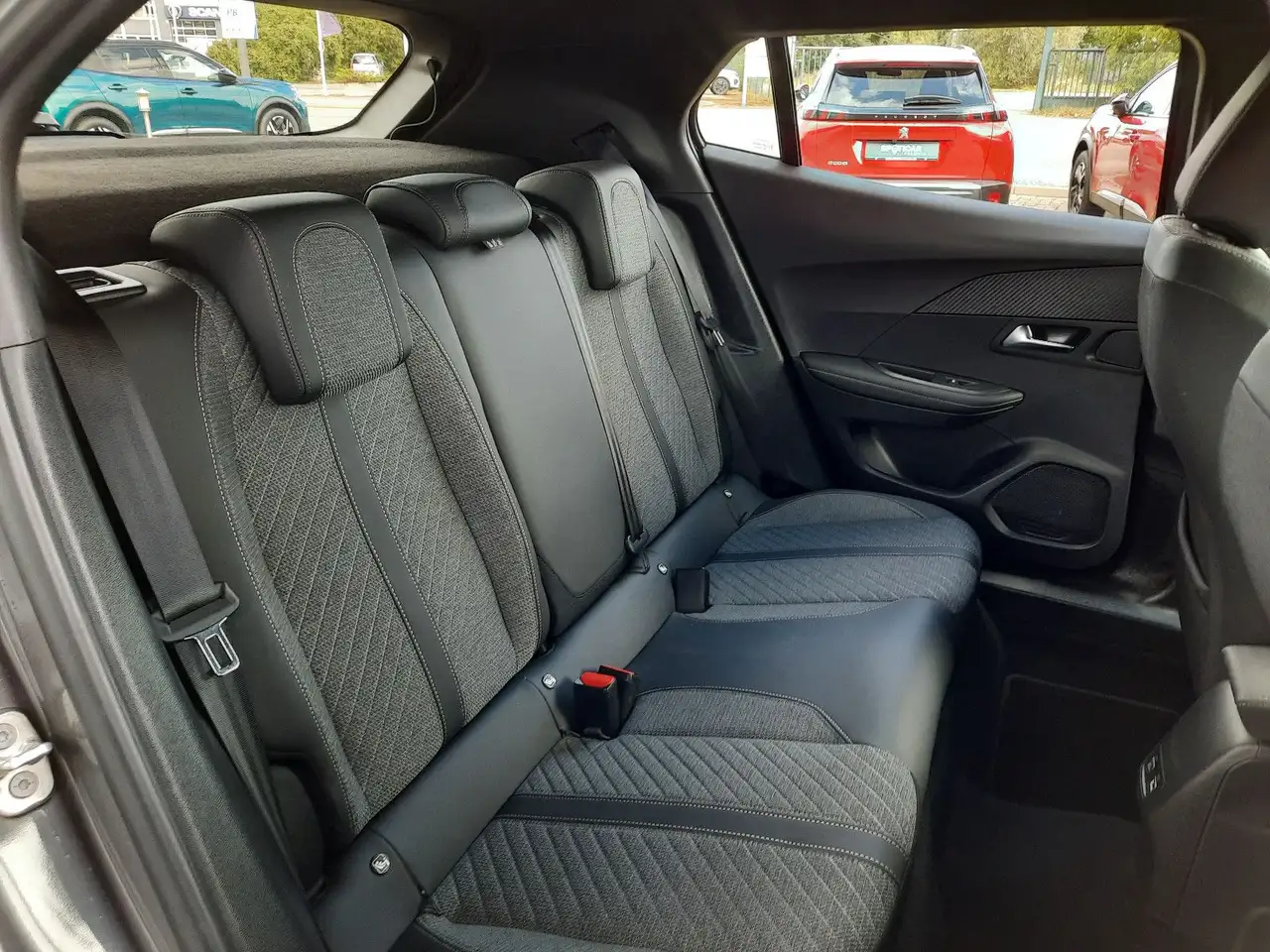 Peugeot 2008 Allure EAT8 SH NAVI 360° KAM GJR — Galerie du véhicule 13
