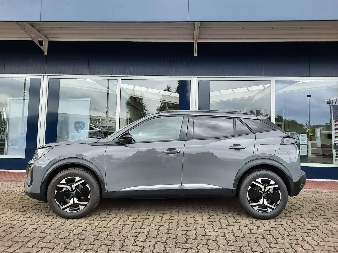 Peugeot 2008 Allure EAT8 SH NAVI 360° KAM GJR — Galerie du véhicule 4