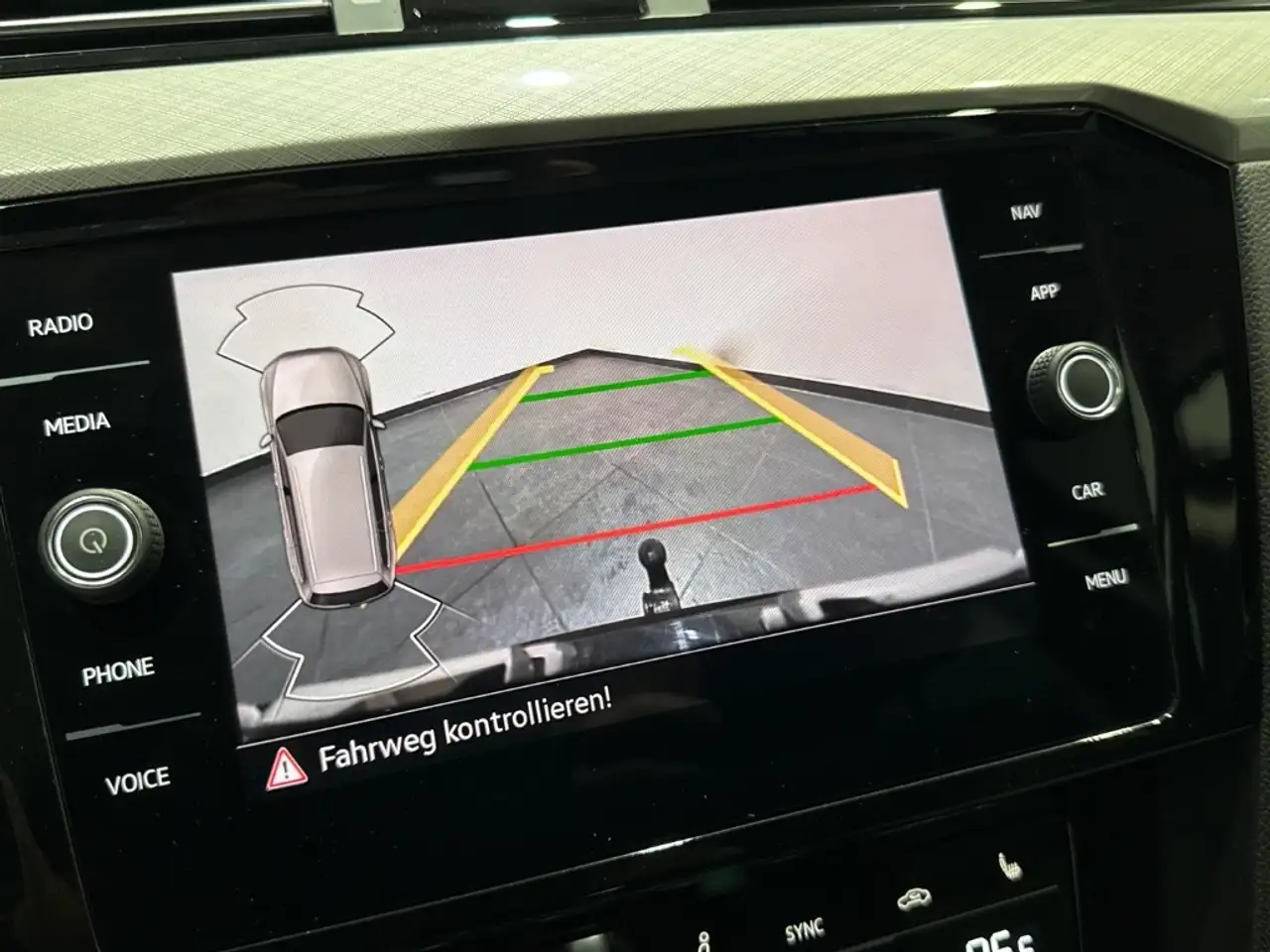 Volkswagen Passat Variant 1.5 TSI DSG BUSINESS AHK CAM SHZ LED NAVI 16Z TEMP — معرض صور السيارة 15