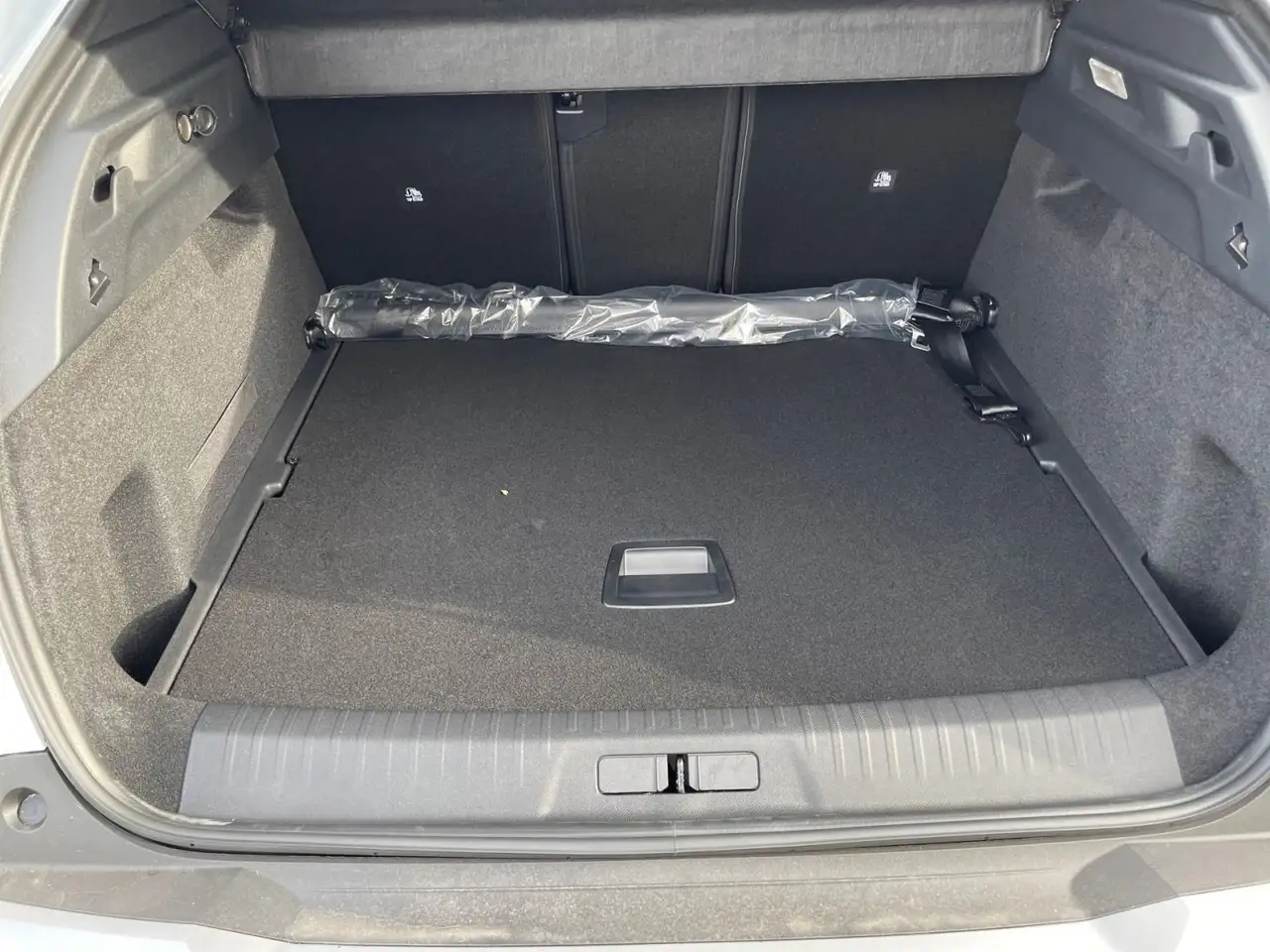 Peugeot 3008 Allure Hybrid 145 e-DSC6 *Kamera*21"Curved* — Vehicle gallery 12
