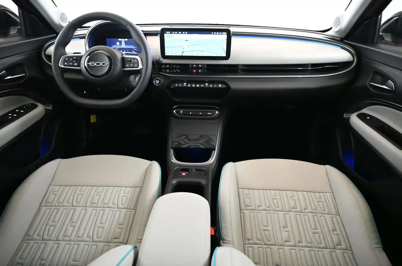 Fiat 600 1.2 Hybrid 136 DCT6 La Prima LED/NAVI/SHZ/18 — Galerie du véhicule 12