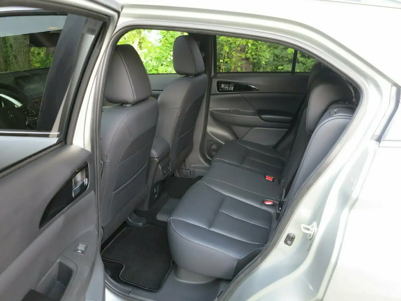 Mitsubishi Eclipse Cross TOP, Allrad, Zuhause aufladbar! — Galería del vehículo 9