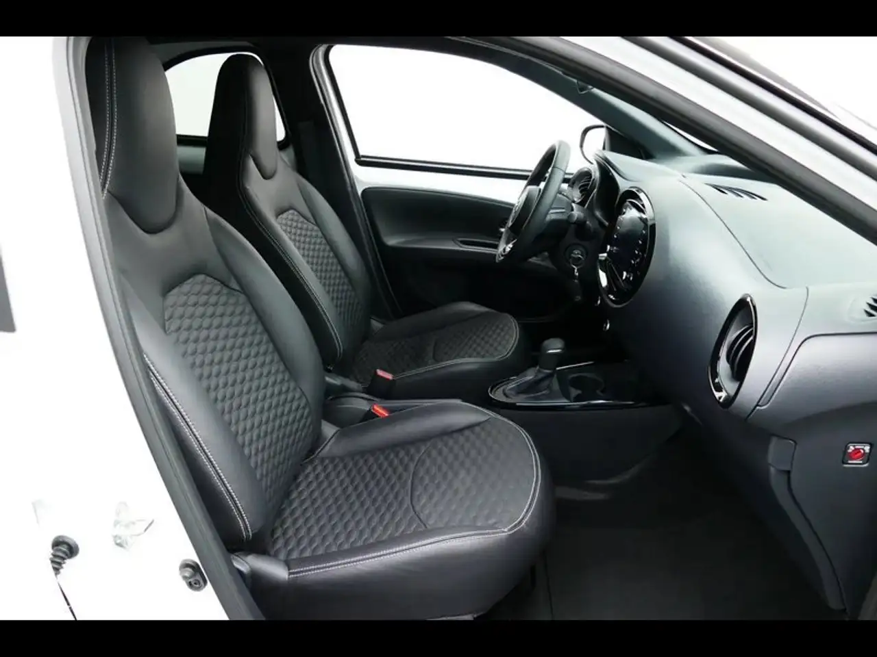 Toyota Aygo X 1.0 S-CVT Play — Vehicle gallery 12