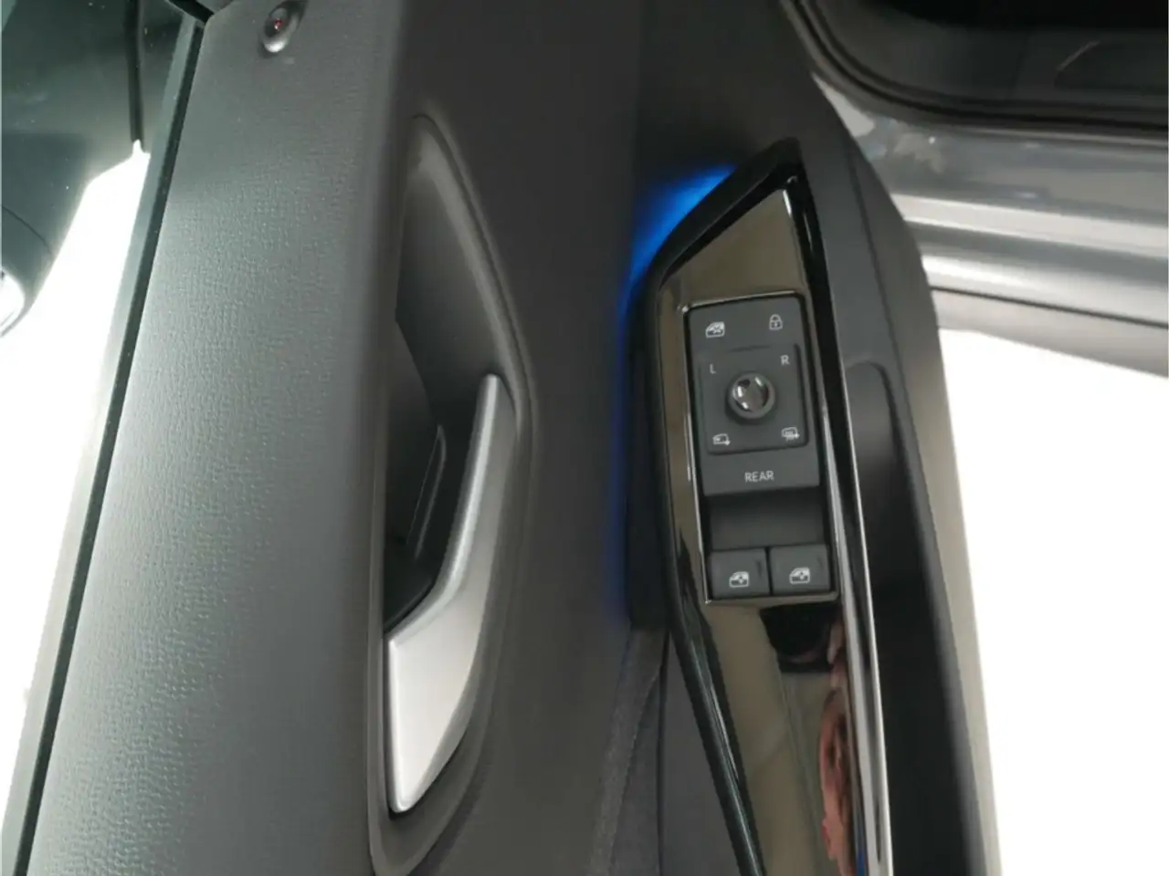 Volkswagen ID.3 Pro 58kWh NAV/LED/AHK/ACC/18'' — Galería del vehículo 16