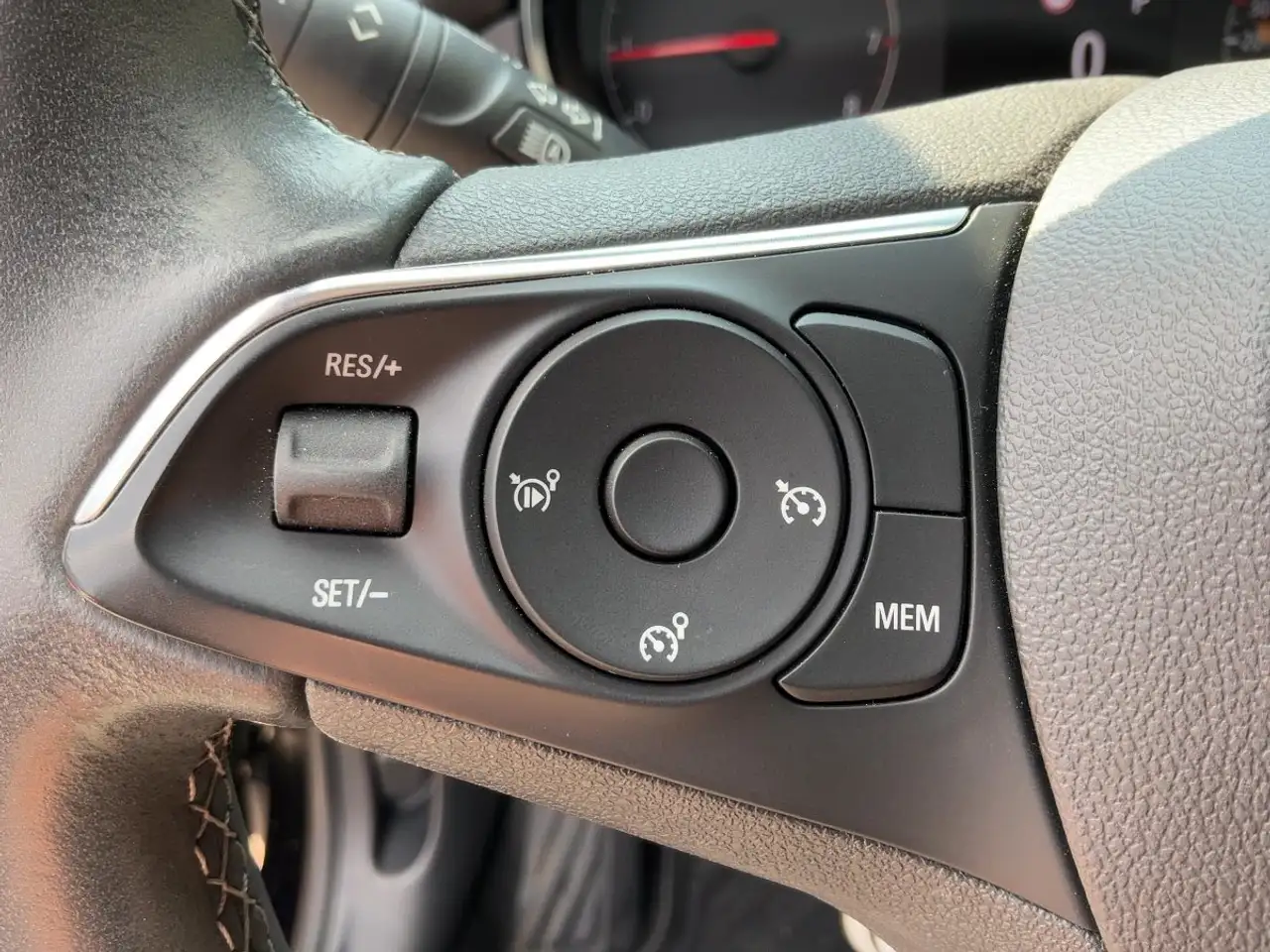 Opel Crossland 1.2 Turbo Elegance LED+Navi+2xKlima+LM — Galerie du véhicule 16