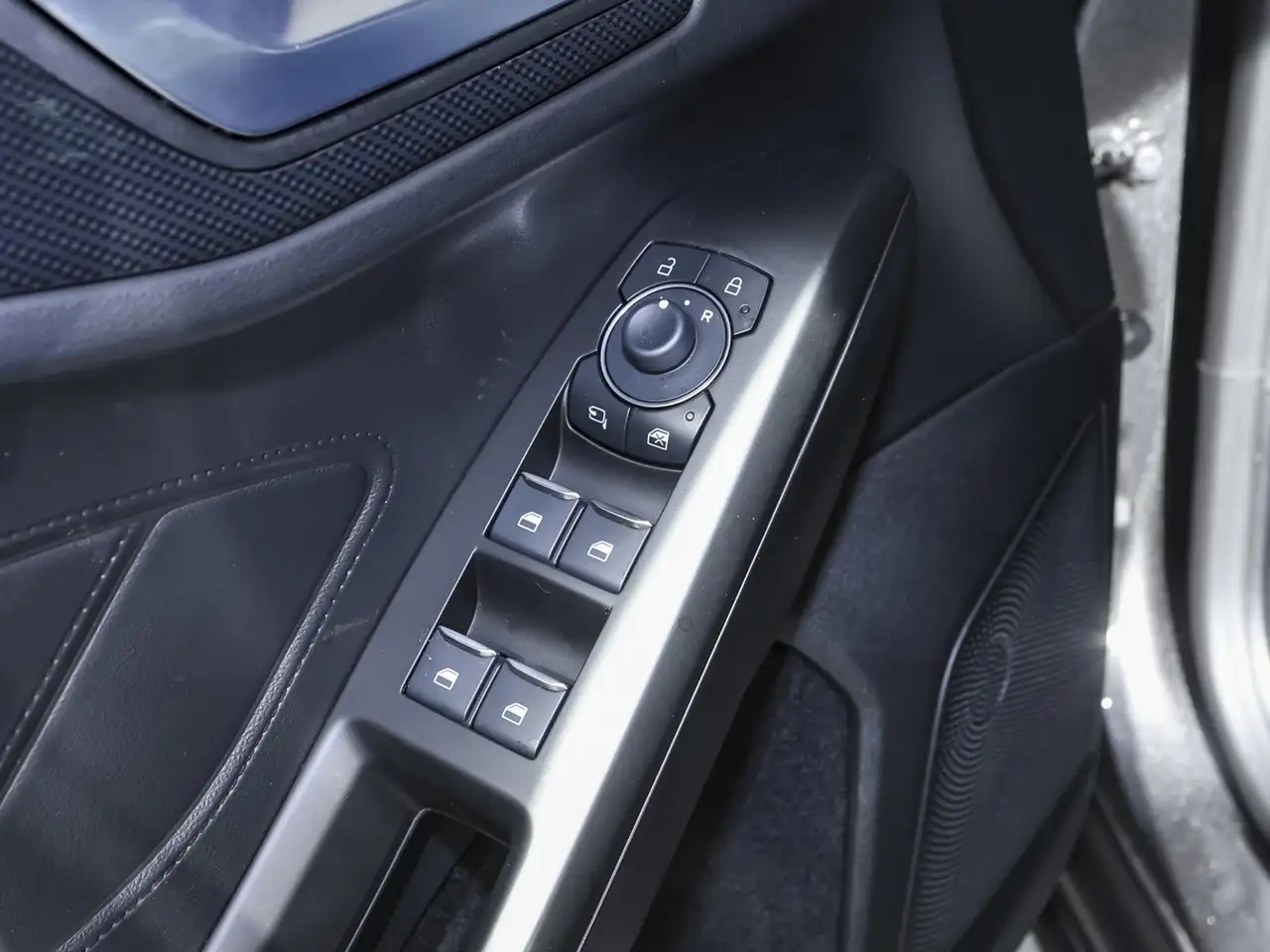 Ford Focus Turnier 1.0 EcoBoost ST-Line X NAVI LED BT — معرض صور السيارة 9