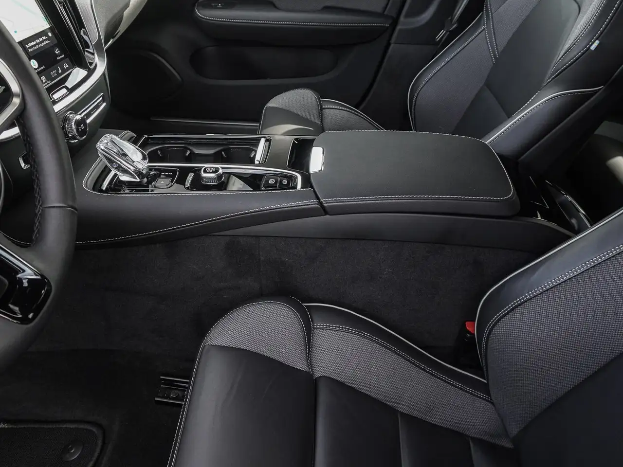 Volvo V60 T8 AWD Plus Dark Plug-in Hybrid AHK STANDHZG — معرض صور السيارة 15