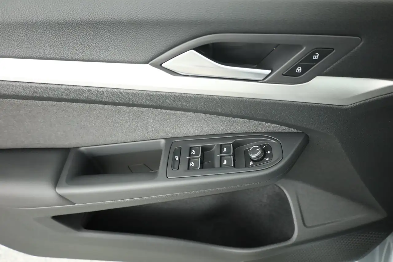 Volkswagen Golf VIII 1.5 TSI Life LED Navi Sitzheizung PDC — Vehicle gallery 21