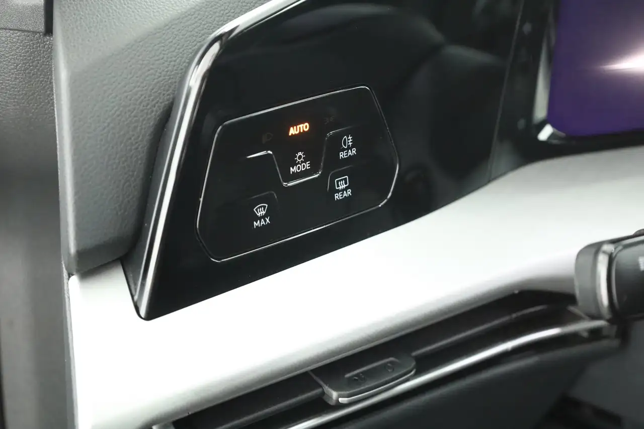 Volkswagen Golf VIII 1.5 TSI Life LED Navi Sitzheizung PDC — Vehicle gallery 20