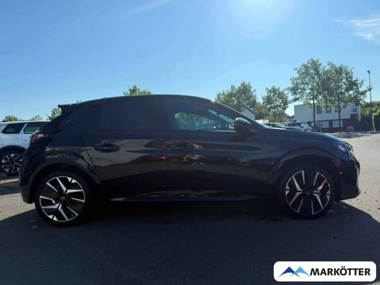 Peugeot 208 GT Hybrid CAM/CARPLY/MASSAGE/NAVI/SHZ/TEMP — معرض صور السيارة 3