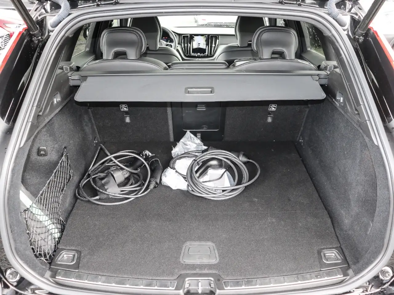 Volvo XC60 Plus Dark Recharge Plug-In Hybrid AWD T6 Twin Engi — Vehicle gallery 14