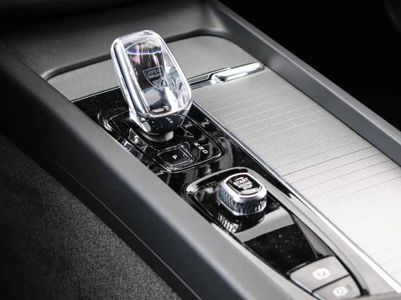 Volvo XC60 Plus Dark Recharge Plug-In Hybrid AWD T6 Twin Engi — Vehicle gallery 12