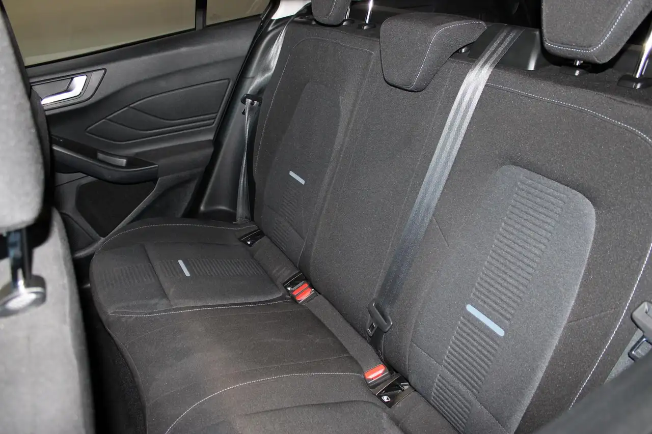Ford Focus Turnier 1.0 Active 155 PS PANORAMA WINTERPACK — Vehicle gallery 11