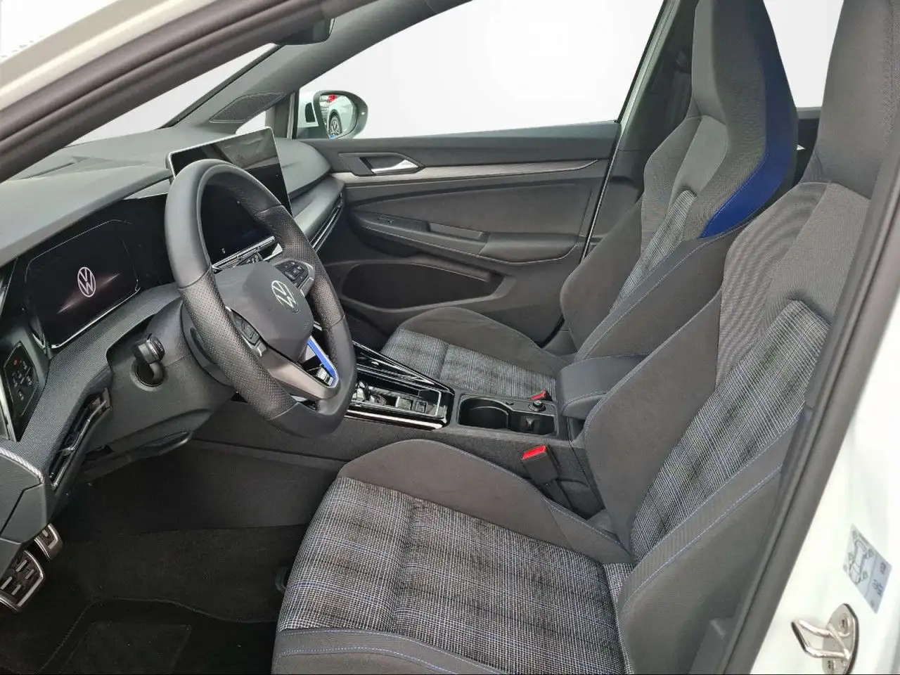 Volkswagen Golf VIII GTE 1.5 TSI DSG IQ.LIGHT+360+AZV+DCC+HUD — معرض صور السيارة 9